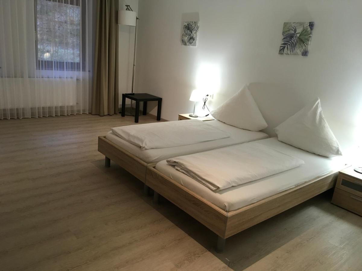 Hotel-Pension Zum Paradies ヴィリンゲン エクステリア 写真